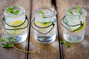 Bere acqua e dimagrire è possibile? Ricette detox rinfrescanti l'estate