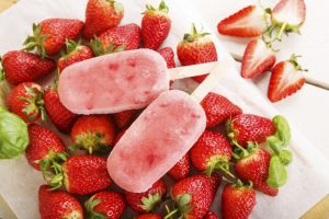 Come fare i ghiaccioli alla frutta? La ricetta che piace a mamme e bambini. Info ingredienti e preparazione