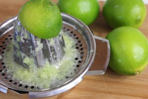 Lime, non solo per i cocktail. Tra gli agrumi è quello più utile per ritardare l’invecchiamento della pelle