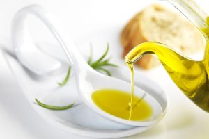Con la sigla Olio evo si indica l’olio extravergine di oliva. Ricco di antiossidanti è il condimento principale della dieta mediterranea. 