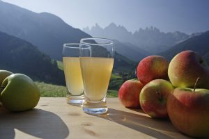 Proprietà e benefici del succo di mela. Come prepararlo a casa?