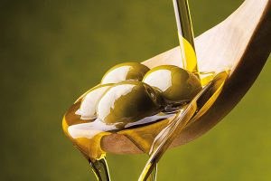 Etichettatura olio di oliva: tutto quello che c’è da sapere. Quando viene imbottigliato? Che differenza c’è tra DOP e IGP?