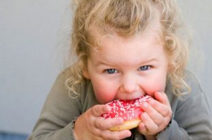 Bambini e alimentazione durante le feste, i pediatri nessun divieto