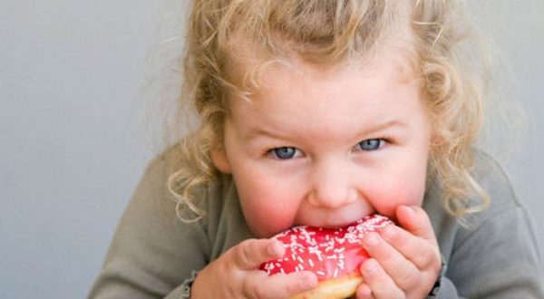 Bambini e alimentazione durante le feste, i pediatri nessun divieto